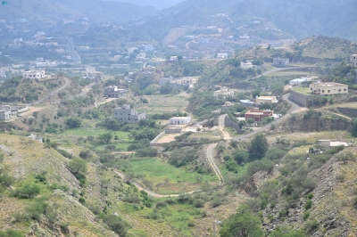 'شلال الدوحين' في هروب.. تحفة طبيعية تجذب السياح