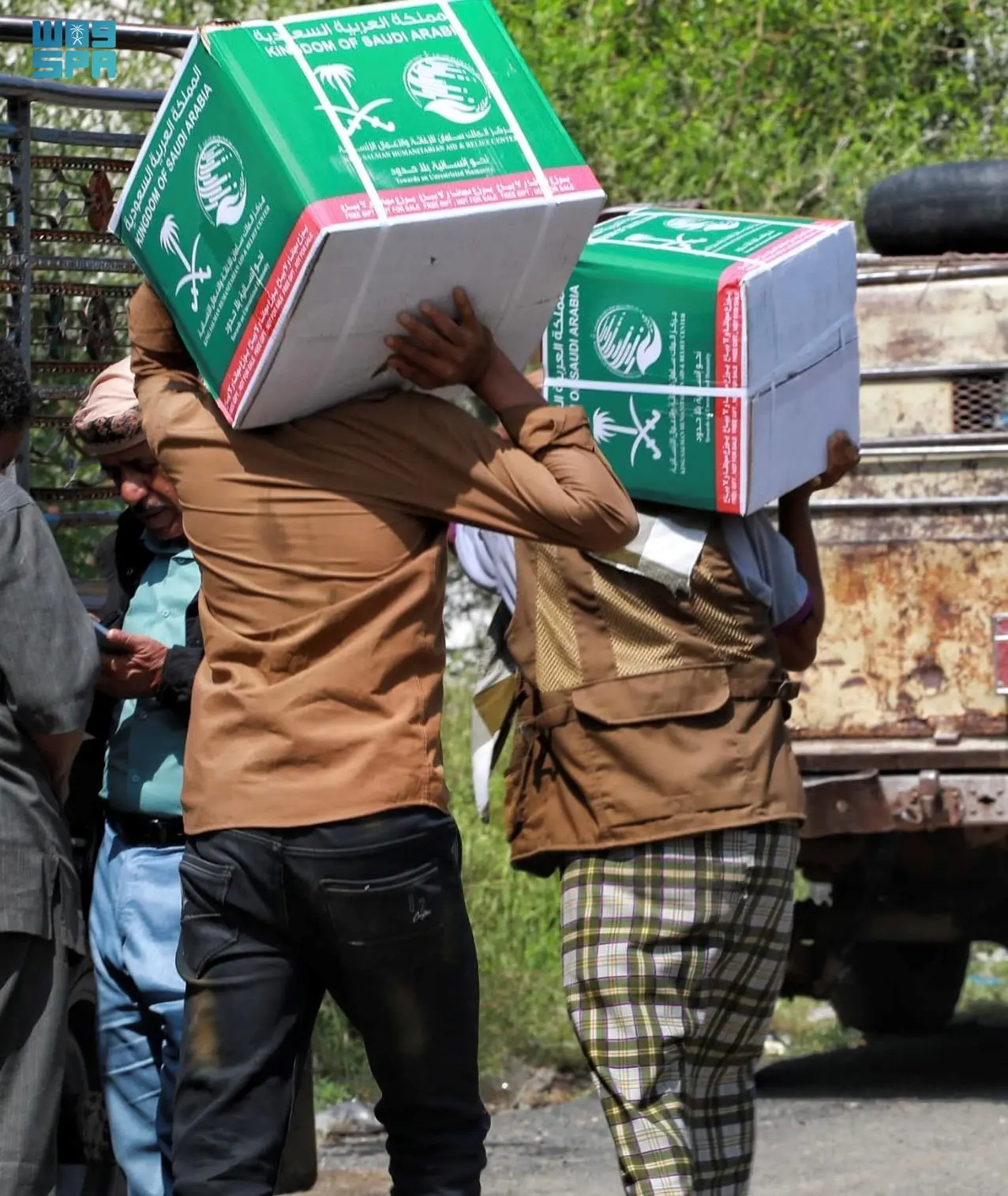 مركز الملك سلمان للإغاثة يوزع 320 سلة غذائية بمحافظة مأرب