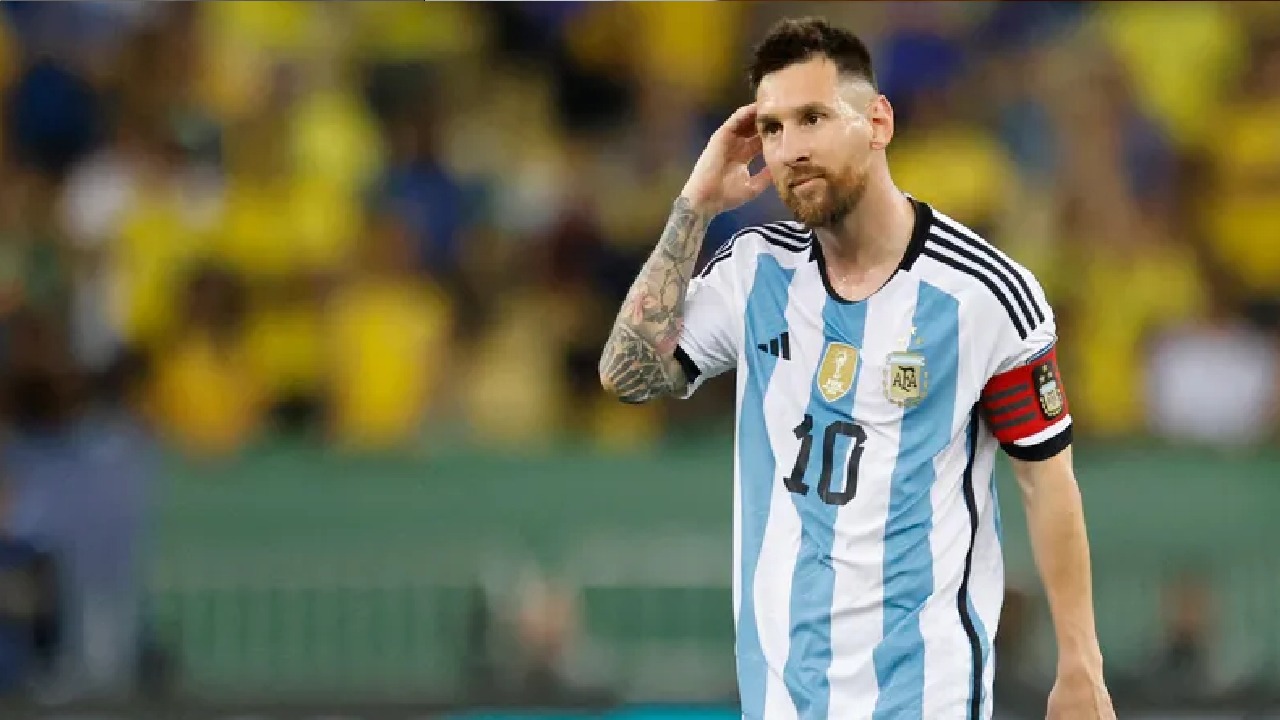 حكم عماني يتعرض لهجوم حاد من جماهير أندونيسية