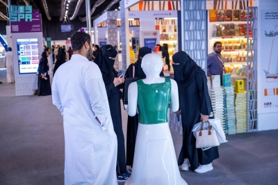 'روبوت سعودي' يستقبل زوار معرض الكتاب بـ96 لغة
