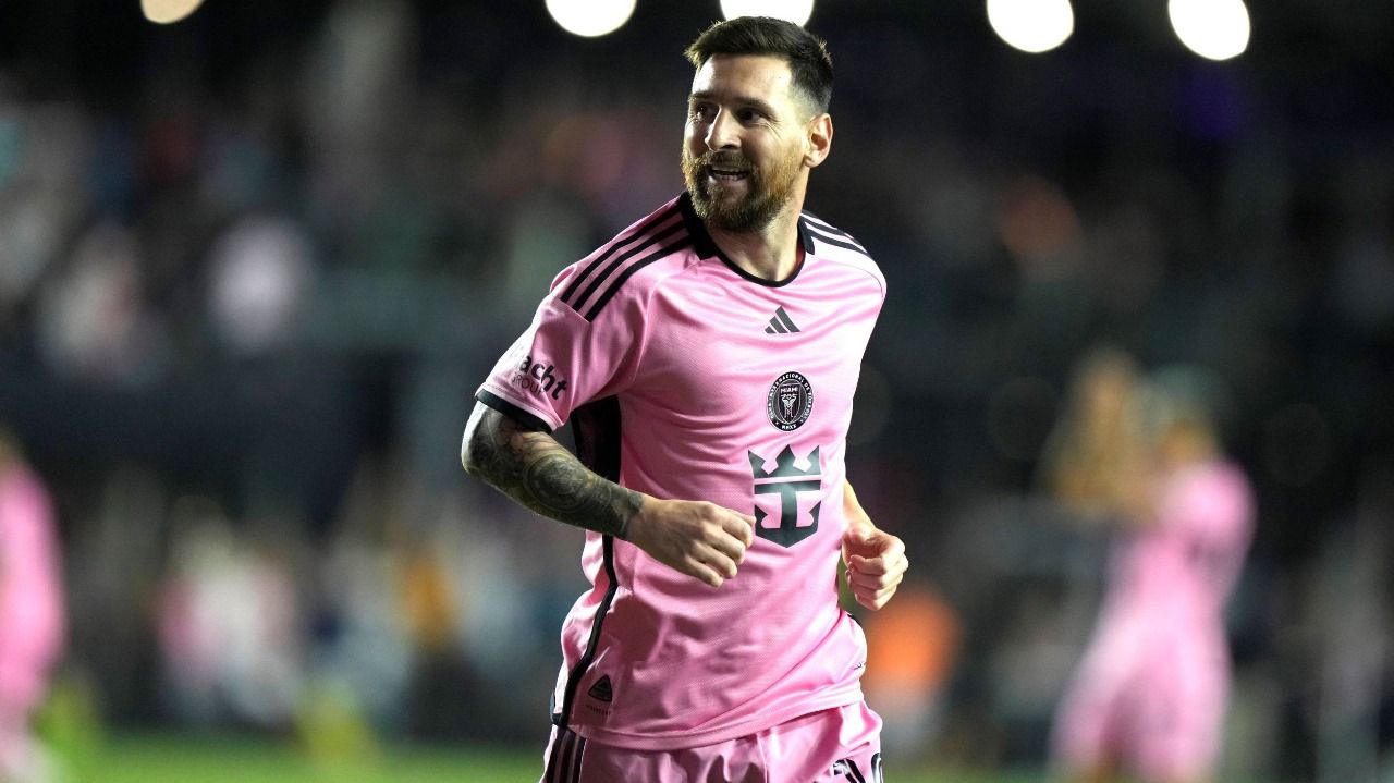 معاقبة مالك نوتنغهام لبصقه على حكم