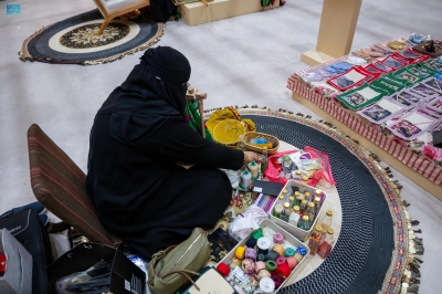 الحرفيات يجذبن زوار معرض الصقور