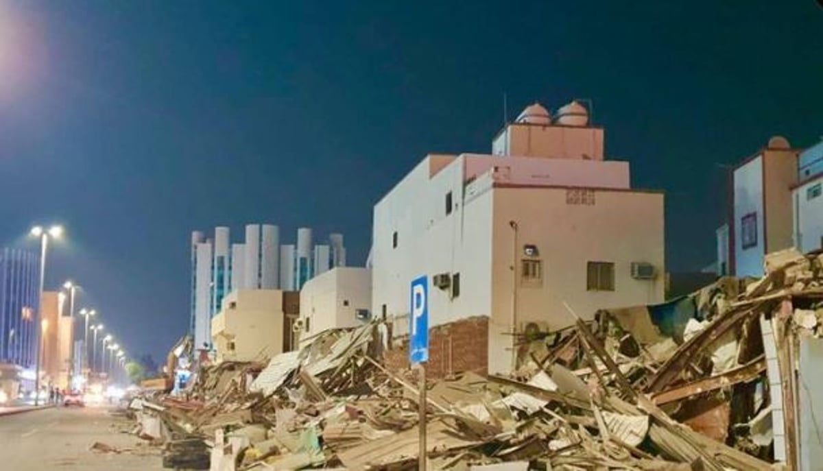 لتسهيل الحركة المرورية.. أمانة جدة تزيل تعديات لمحلات تجارية في شارع فلسطين