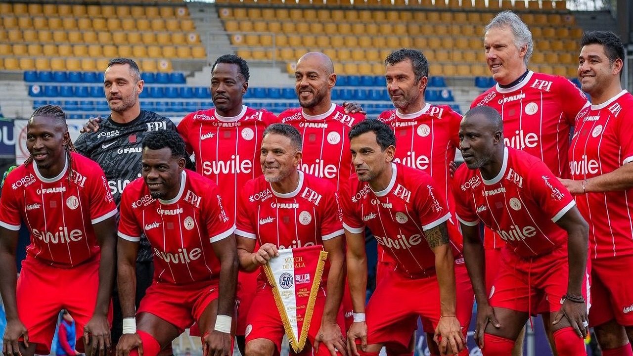 البليهي يوقع على قميص المنتخب لمشجع إندونيسي .. فيديو