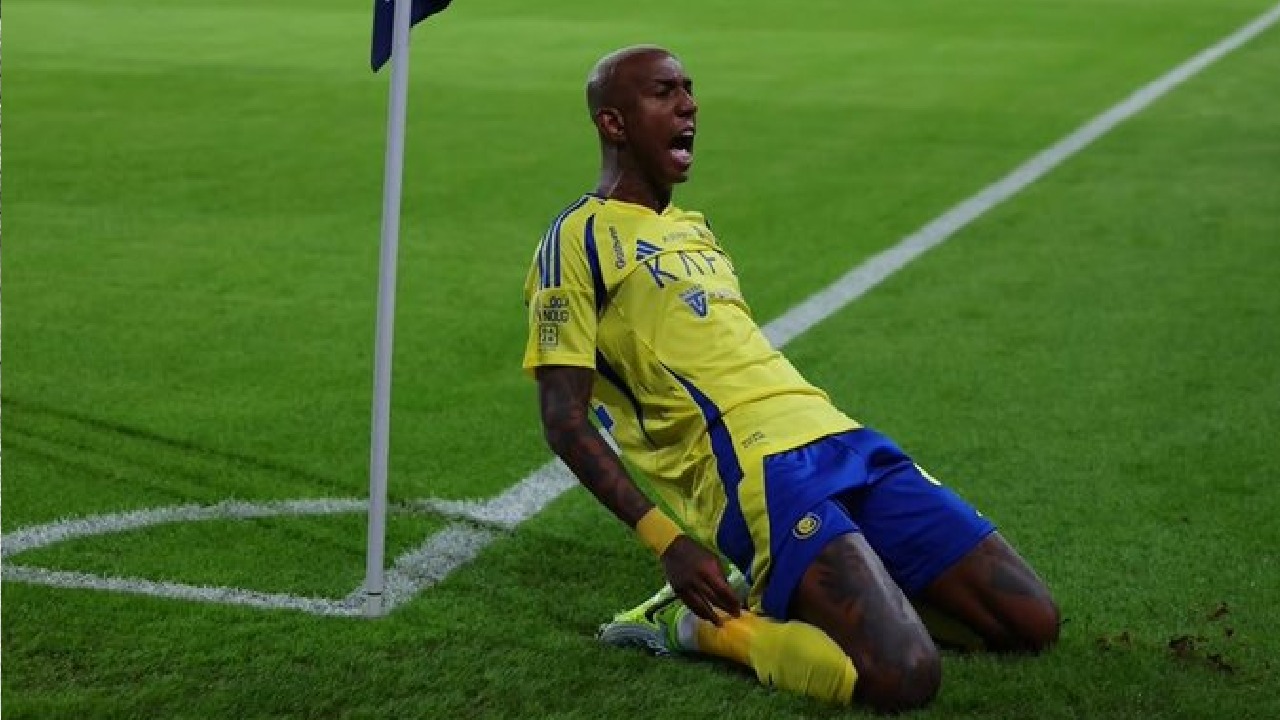 بنزيما يهدي قميص الاتحاد لـ الشيخ حمدان آل مكتوم .. صورة