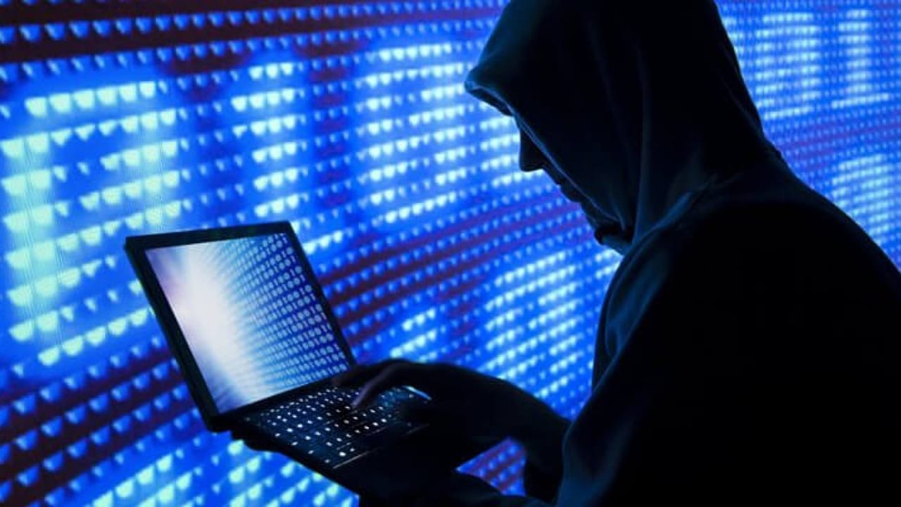 وزير الصحة يعطي بطاقة مسعف لطفلة انقذت والدتها .. فيديو