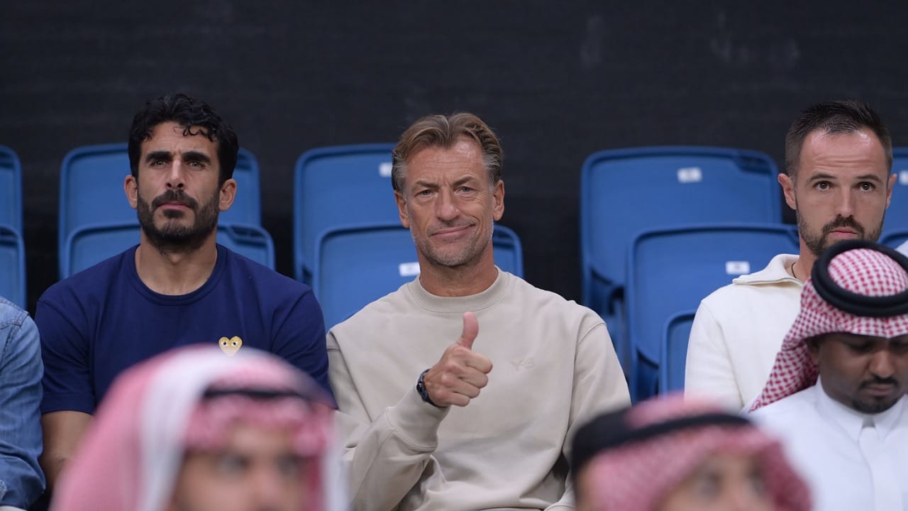 لاعب الإستقلال يغادر الملعب باكيًا بعد إصابته .. صور