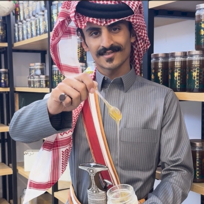 'الفيفي' ينقل شغفه بالعسل من عسير إلى البوليفارد