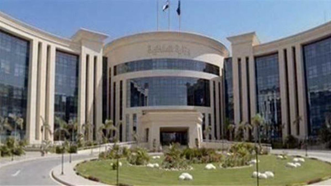 نجم ليفربول يطلب المساواة بمحمد صلاح ويحدد شروطه للبقاء