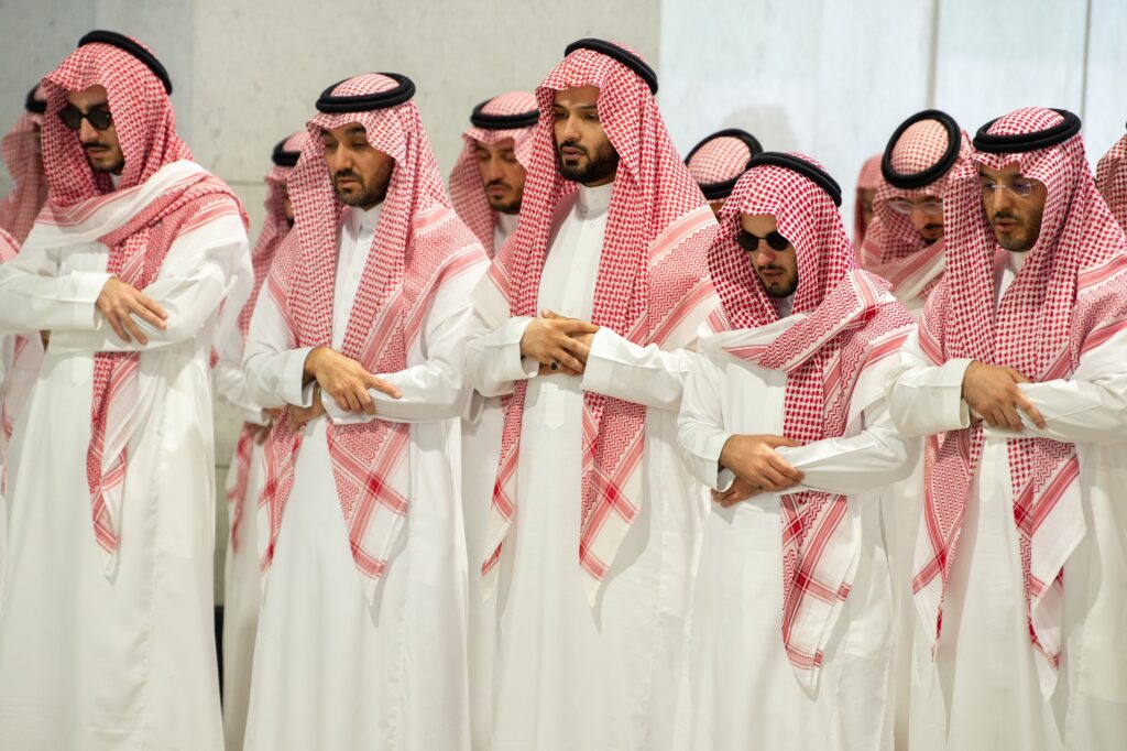 نائب أمير منطقة مكة يؤدي صلاة الميت على والدة صاحب السمو الملكي الأمير مشعل بن ماجد بن عبدالعزيز -رحمها الله-