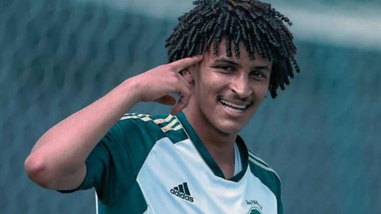 الرئيس الفرنسي يغادر الرياض وفي مقدمة مودعيه نائب أمير المنطقة