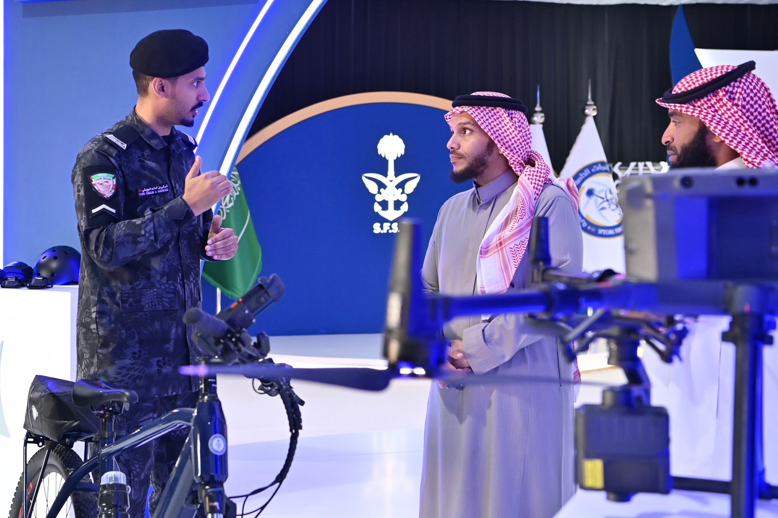 القوات الخاصة للأمن والحماية تشارك في (واحة الأمن) بمهرجان الملك عبدالعزيز للإبل بالصياهد