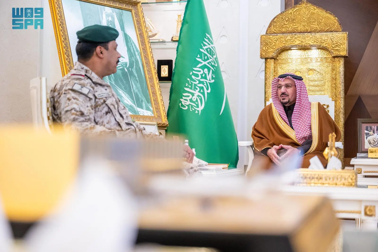 أمير القصيم يستقبل قائد معهد طيران القوات البرية المكلف بالمنطقة