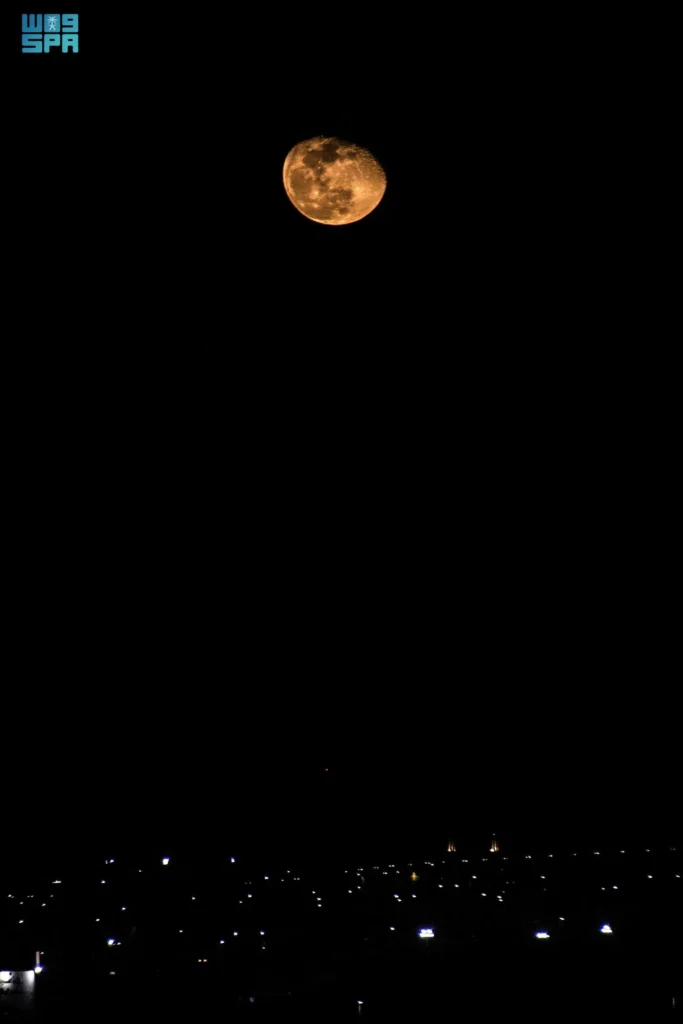 رصد القمر الأحدب المتناقص في سماء الحدود الشمالية