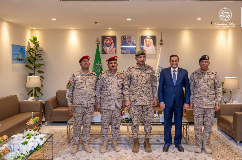 قائد القوات المشتركة يستقبل عضو مجلس القيادة الرئاسي ووزير الدفاع ورئيس هيئة الأركان للجيش اليمني
