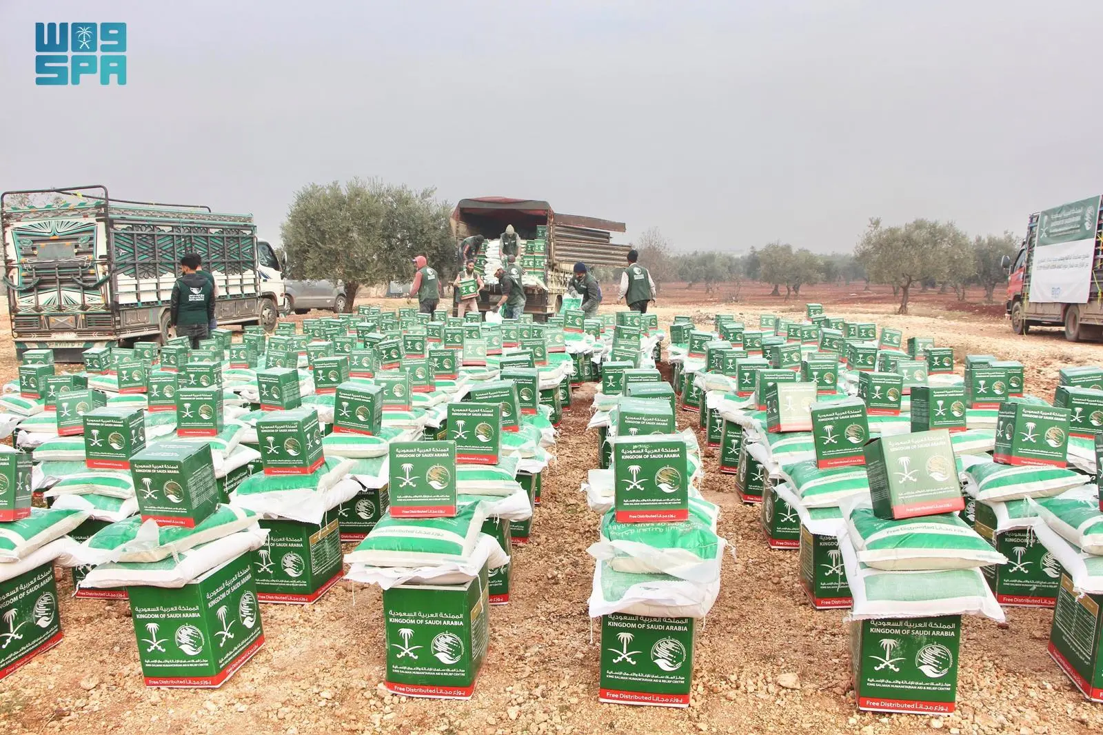 مركز الملك سلمان للإغاثة يوزع 724 سلة غذائية و724 حقيبة صحية في مدينة سرمدا بمحافظة إدلب السورية