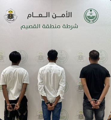 الإطاحة بـ3 مقيمين استدرجوا آخر وسلبوا ما بحوزته