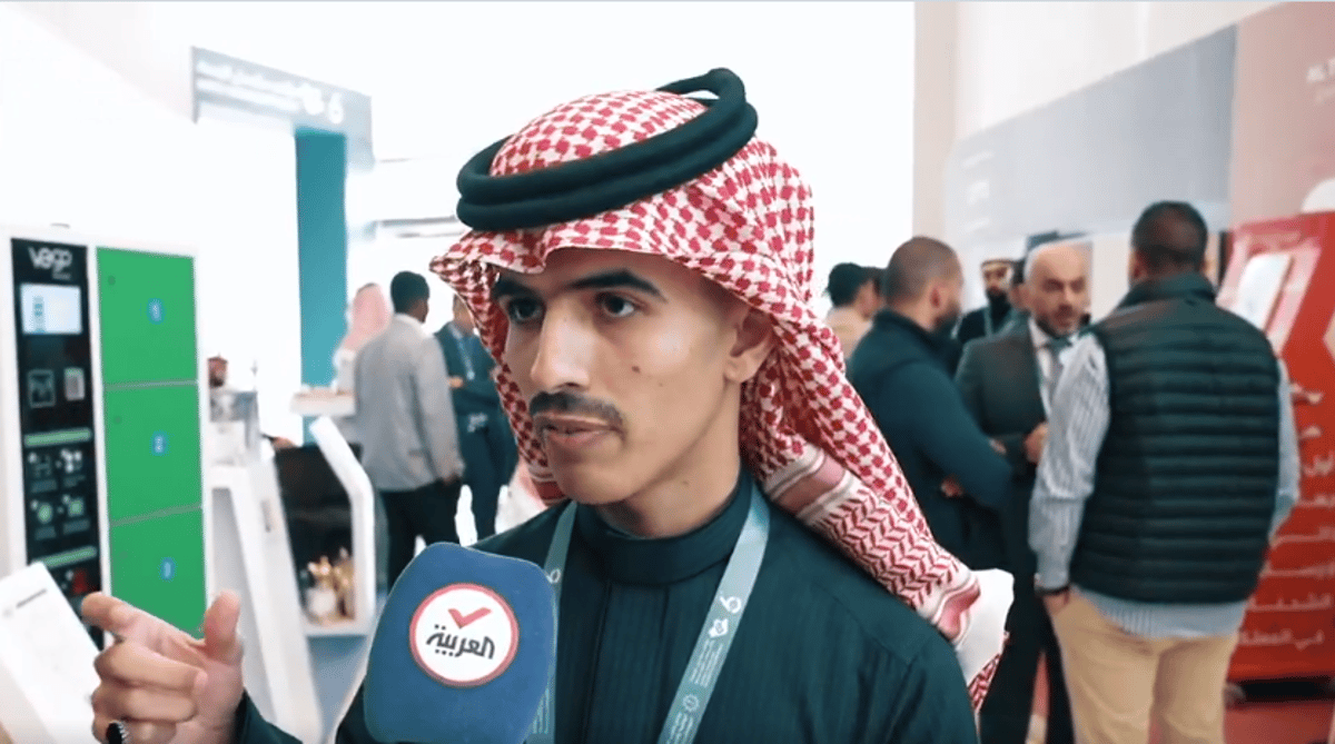 طالب جامعي يصمم سيارة ودباب يعملان بالطاقة البديلة
