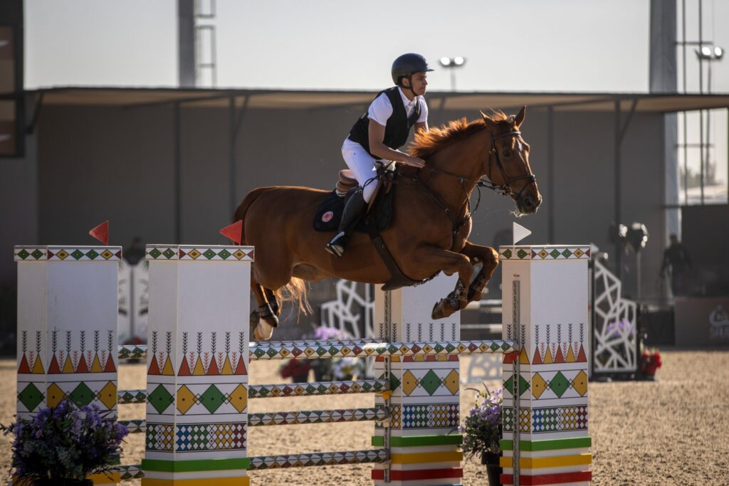 مشاركان في بطولة “قفز السعودية” ينوهان بالبطولة ويؤكدان أنها تستحق المشاركة فيها