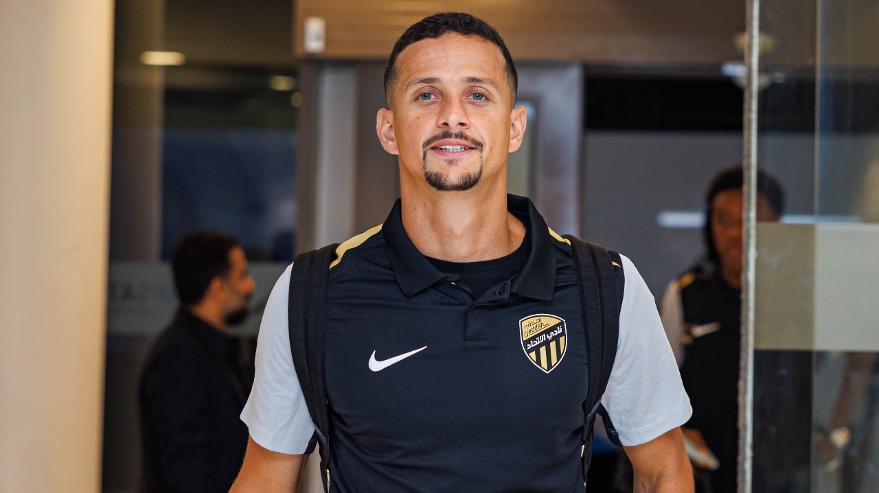 مدرب طائرة الهلال ينفعل على الحكام بعد الخسارة أمام النصر.. فيديو