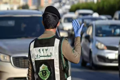 إصابة 3 أشخاص جراء اصطدام شاحنة بمحل تجاري