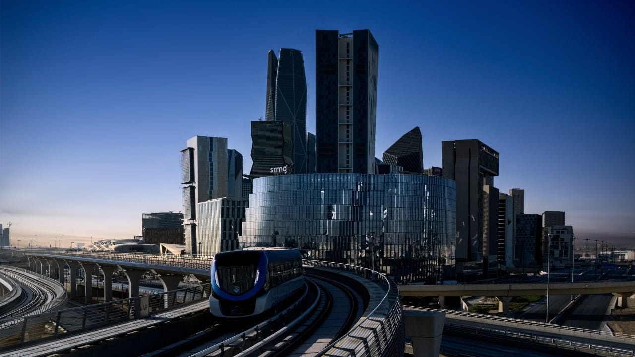 رجل أمن يحمي أم وابنتها من شدة الرياح والأمطار .. فيديو