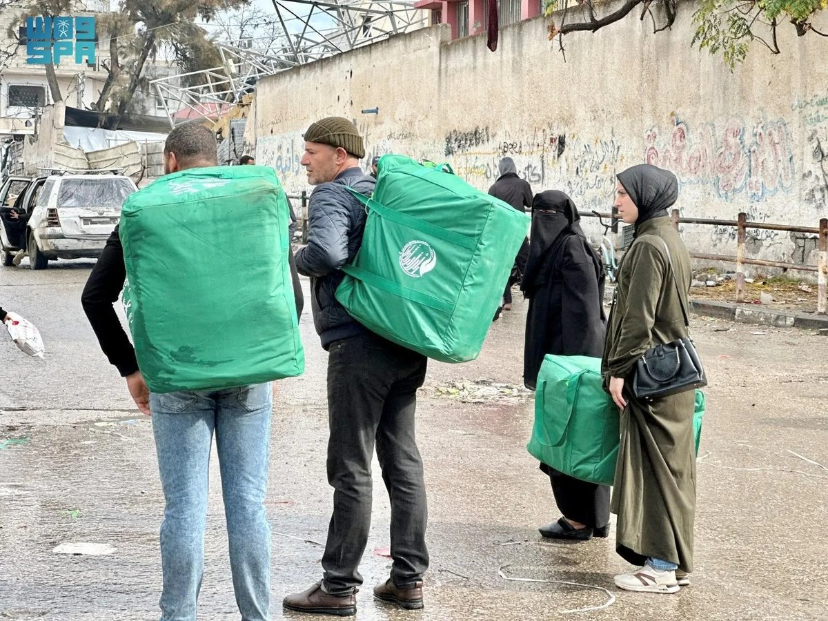 "إغاثي الملك سلمان" يواصل توزيع الحقائب الإيوائية في شمال غزة