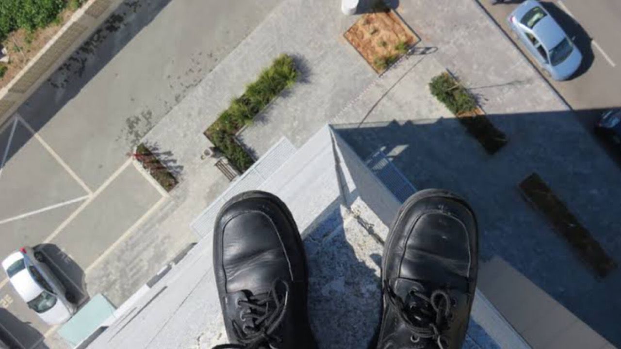 مأذون كفيف يزوج شابًا وشابة أصمين بلغة الإشارة.. فيديو