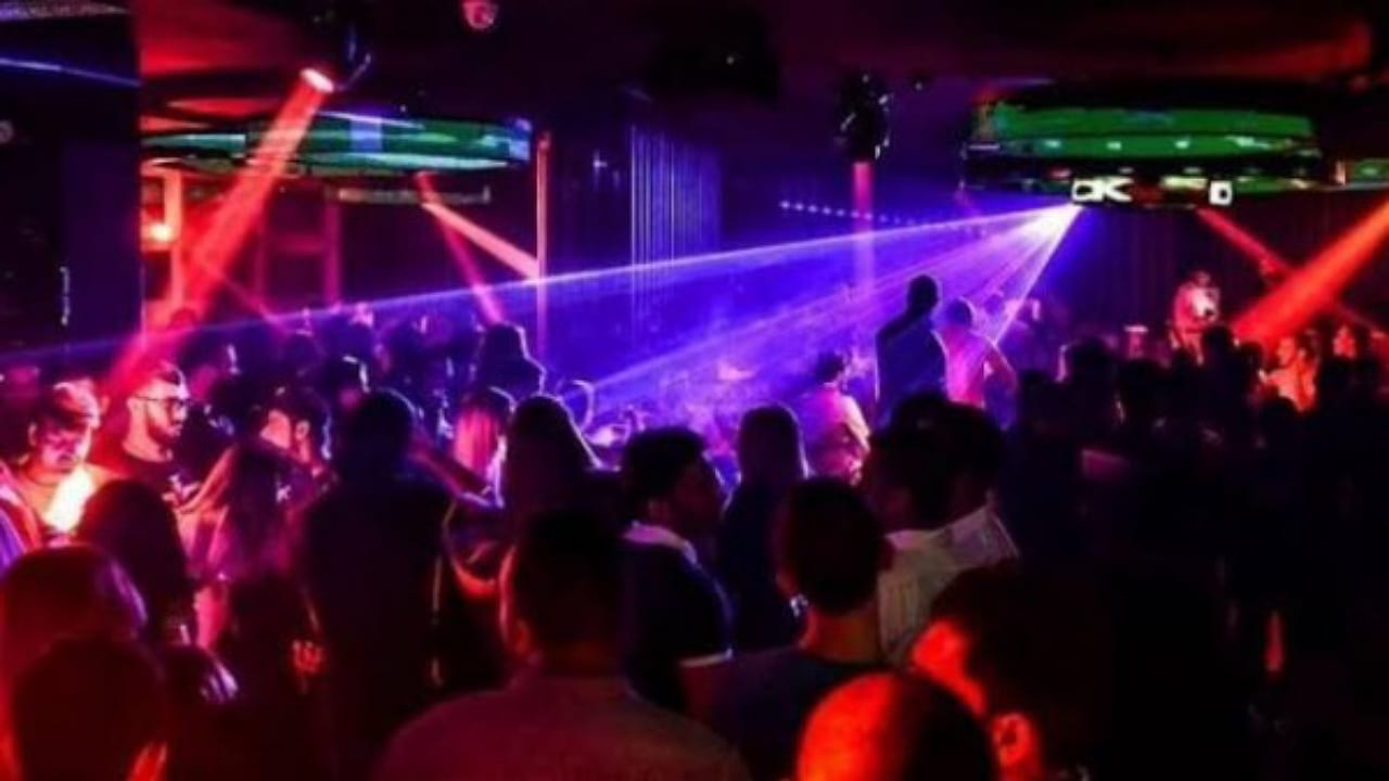 فتاة تبكي أمام محل لفساتين الزفاف بعد وفاة خطيبها في ليلة العرس .. فيديو