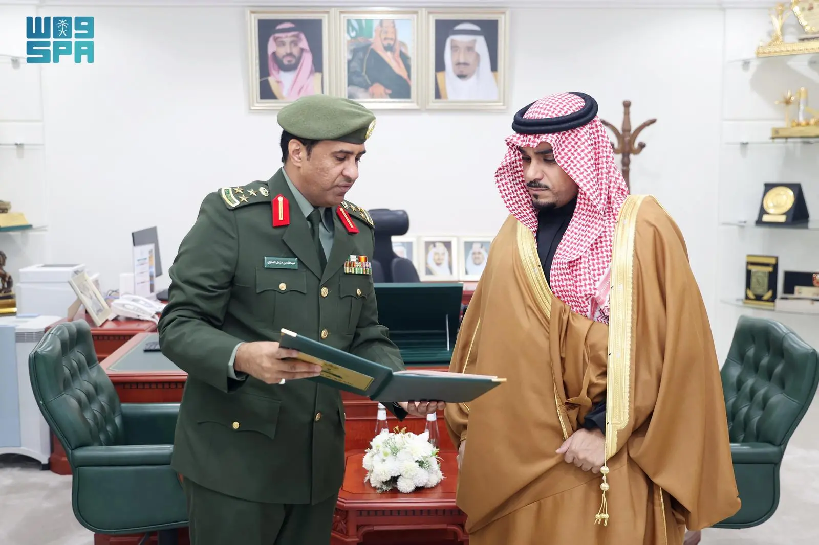 نائب أمير نجران يستقبل مدير جوازات المنطقة