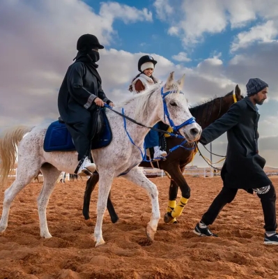 'دونز أوف آريبيا'.. رحلة مع الجمال والخيل العربية