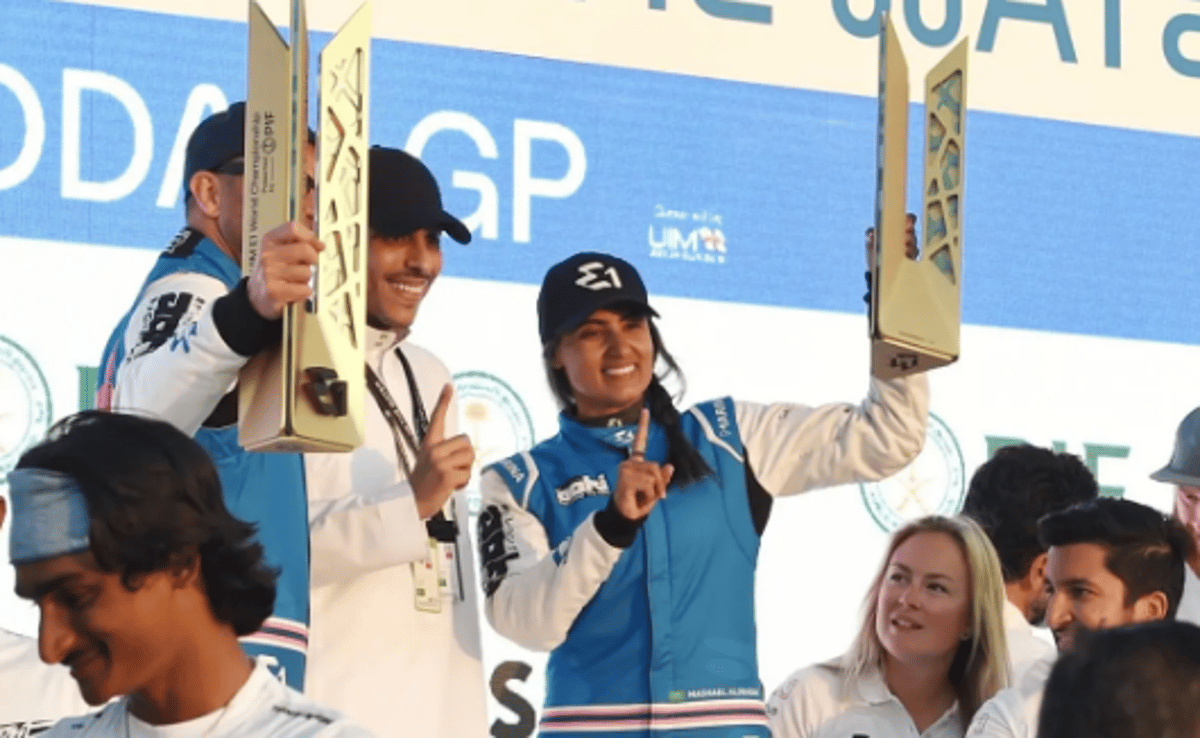 فريق أوكي يتوّج بلقب الجولة الأولى لبطولة العالم للقوارب الكهربائية "E1" في جدة