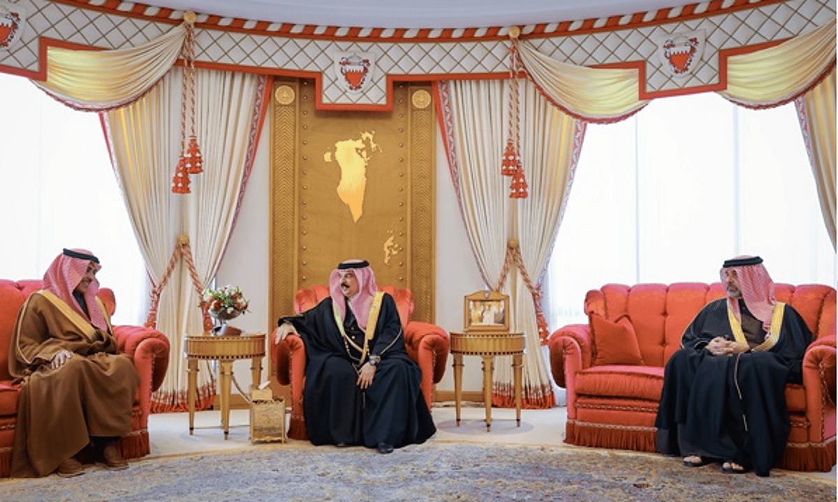 ملك البحرين يستقبل وزير الإعلام في قصر الصخير