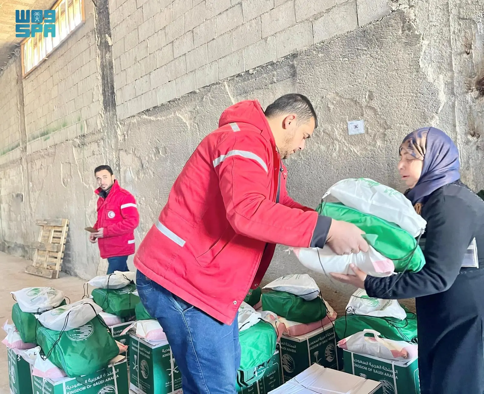 مركز الملك سلمان للإغاثة يوزّع مواد إغاثية في مدينة تلبيسة بمحافظة حمص السورية