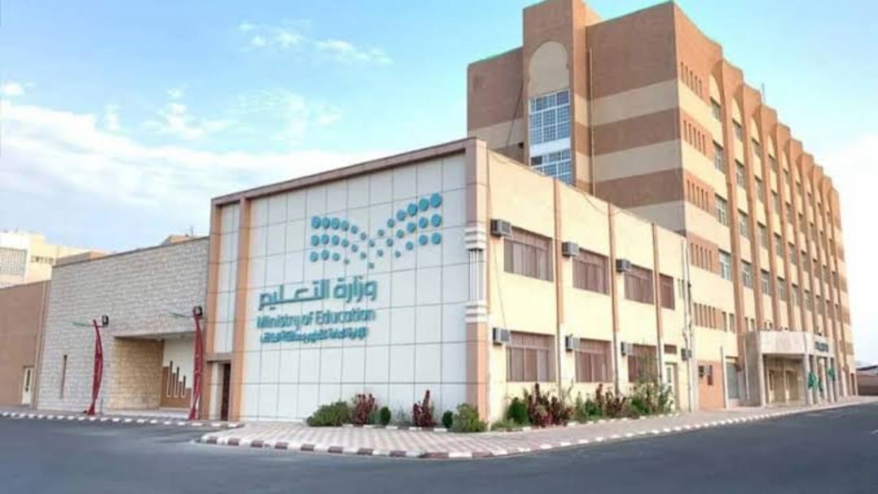 شتائم وسباب وألفاظ خارجة بين نواب في البرلمان اللبناني : بناخد البلد لجهنم .. فيديو