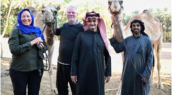 سيرًا على الأقدام.. المستكشفة أليس  موريسون تصل إلى العُلا