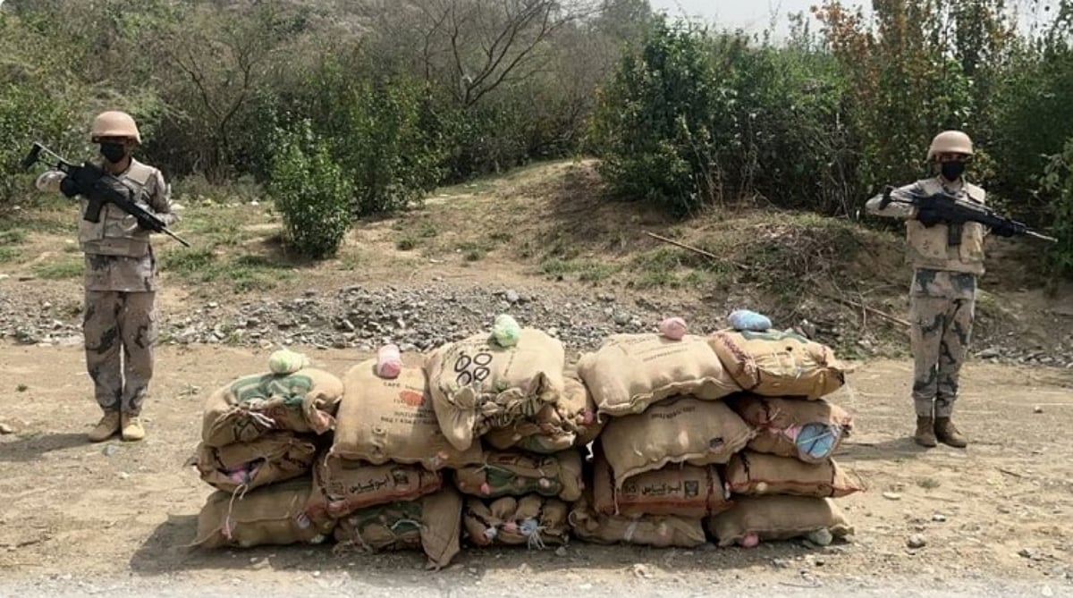 القبض على مخالف بجازان لتهريبه 11.5 كيلوجرامًا من الحشيش و197,700 قرص خاضع لتنظيم التداول الطبي