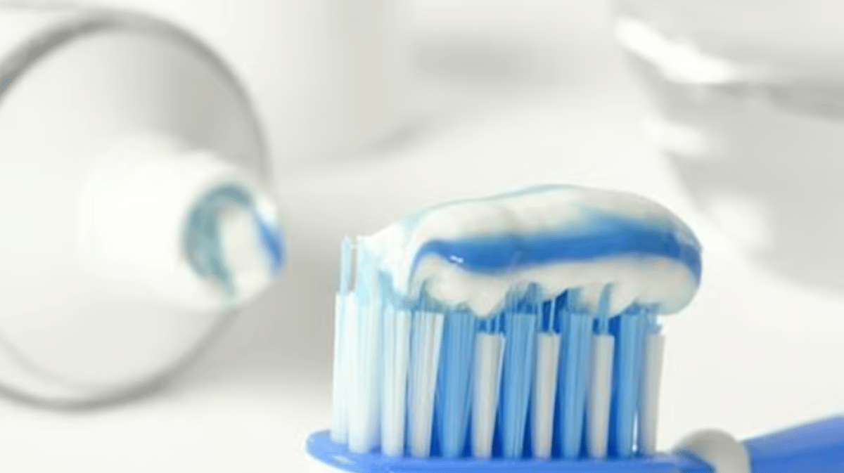 استشاري: مادة «الفلوريد» شرط أساسي في معجون الأسنان