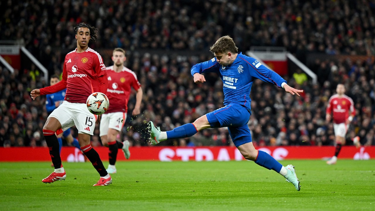 يونايتد يتجاوز رينجرز بصعوبة ويقترب من التأهل