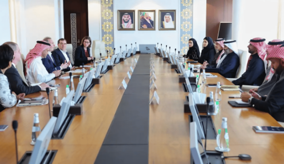 السواحه يستقبل رئيس أمازون لتوسيع آفاق الحوسبة السحابية والذكاء الاصطناعي بالمملكة