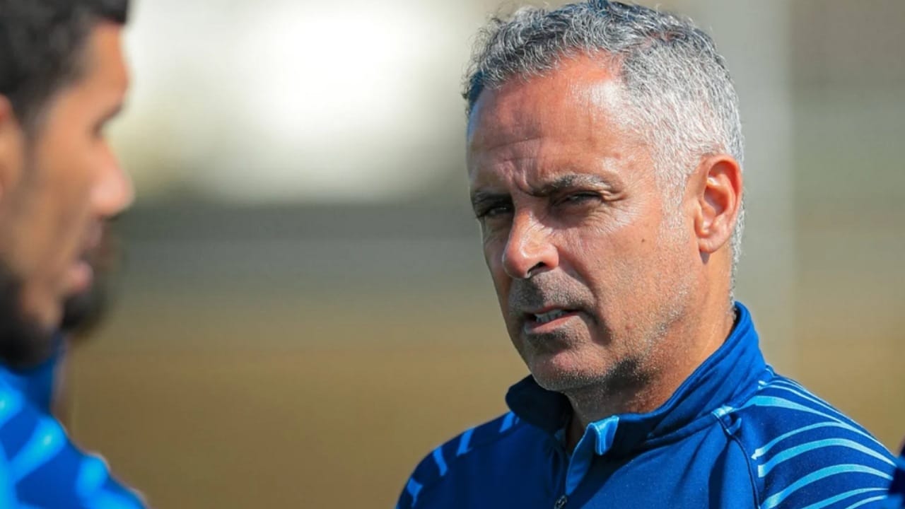 فهد بن نافل يهدي محمد رمضان تيشرت الهلال .. صور