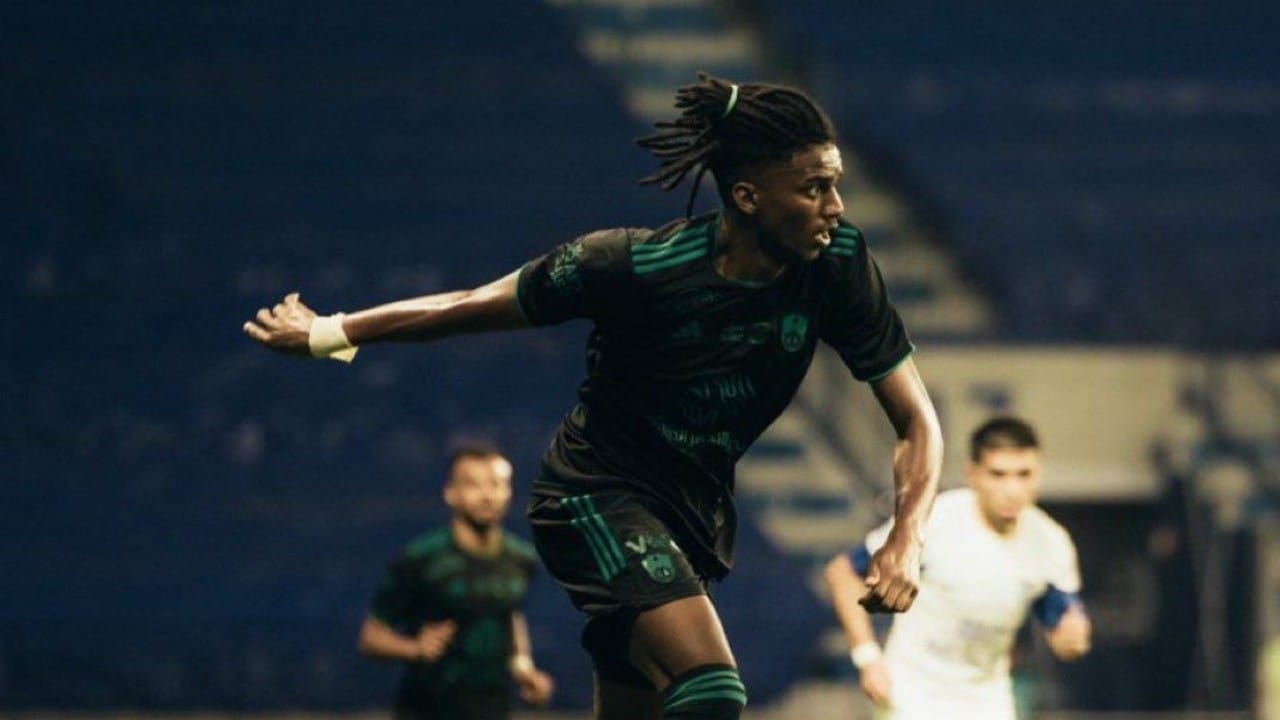 ابنة سالم الدوسري تخطف الأنظار بقميص الهلال برفقة زوجة مالكوم .. فيديو